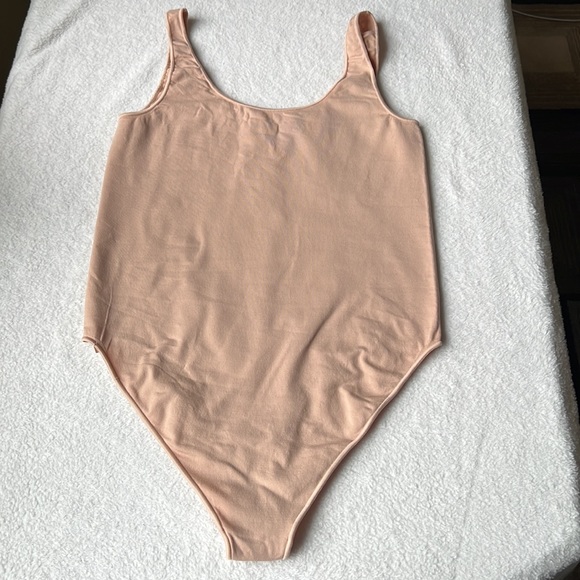 SKIMS Essential Scoop Neck Bodysuit in Sandstone - Picture 13 of 15